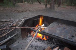 Stockbrot und Campingfeuer